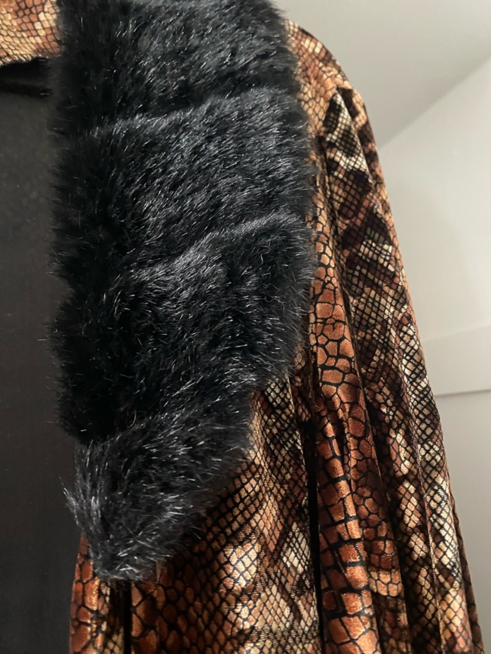 Ronni Nicole Brown Snake-Print Coat with Black Fur Trim - Picture 7 of 8